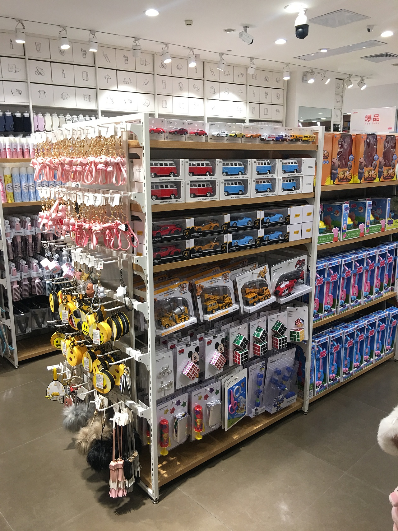 名創優品、諾米（Nome）百貨店開店籌備全攻略 廣州貨架廠家的關鍵角色